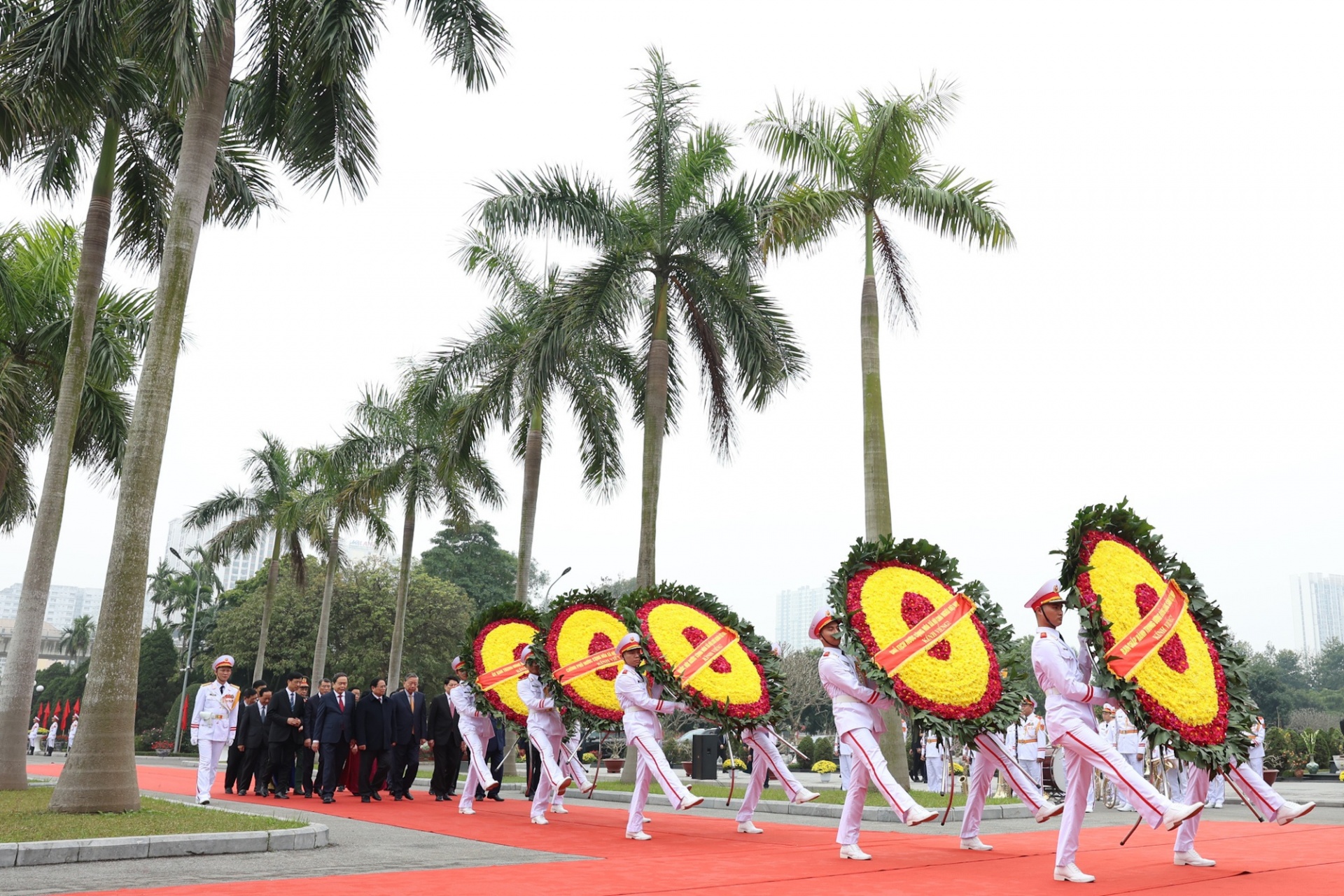   Các đồng chí lãnh đạo Đảng, Nhà nước, nguyên lãnh đạo Đảng, Nhà nước đã đến đặt vòng hoa, dâng hương kính viếng các vị tiền bối cách mạng và các Anh hùng Liệt sĩ tại Nghĩa trang Mai Dịch - Hà Nội - Ảnh: VGP
