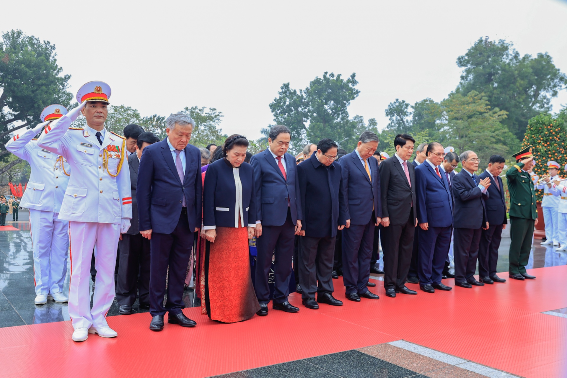   Đoàn đại biểu nghiêng mình tưởng nhớ những người con ưu tú của dân tộc đã không tiếc xương máu, dũng cảm chiến đấu, hy sinh vì sự nghiệp đấu tranh giải phóng dân tộc, vì nền độc lập tự do của Tổ quốc, vì hạnh phúc của nhân dân - Ảnh: VGP