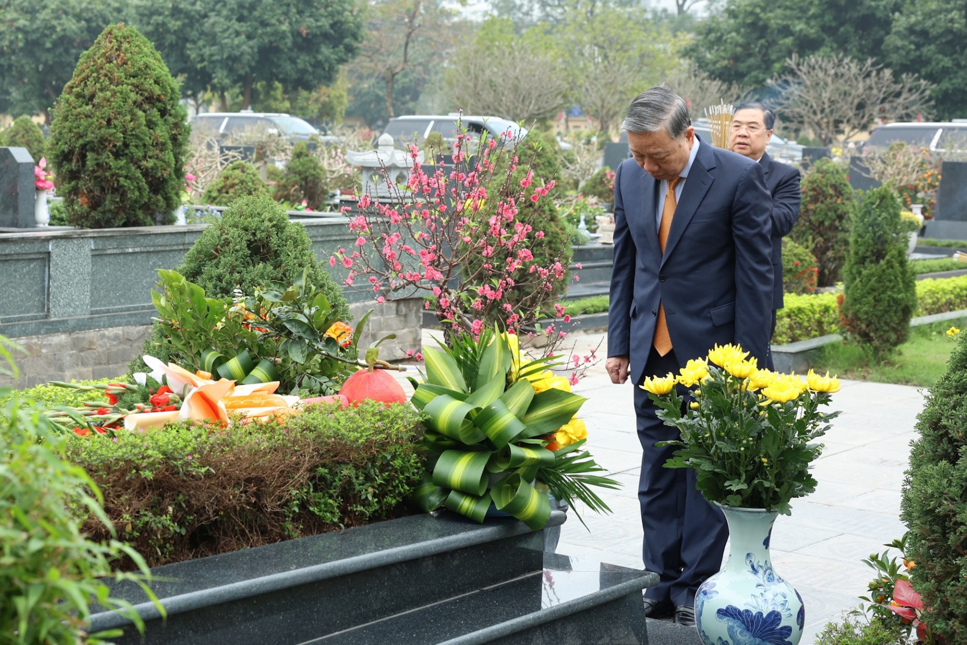  Tổng Bí thư Tô Lâm đặt vòng hoa, dâng hương kính viếng các vị tiền bối cách mạng và các Anh hùng Liệt sĩ tại Nghĩa trang Mai Dịch - Hà Nội - Ảnh: VGP