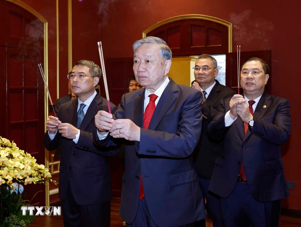 Tổng Bí thư dâng hương tại Khu Di tích Hoàng thành Thăng Long và Di tích nhà 67