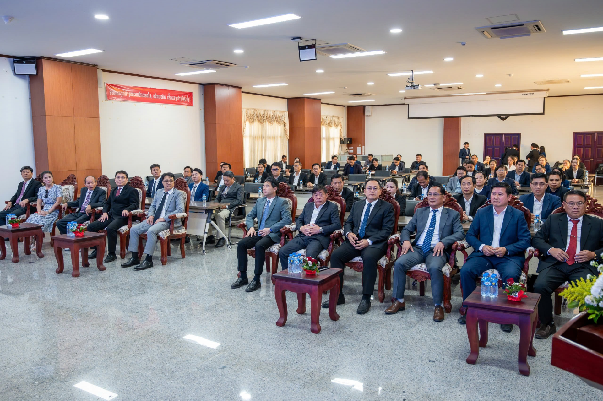      Các cơ quan trực thuộc Chính phủ Lào tham dự lễ ký kết MOU