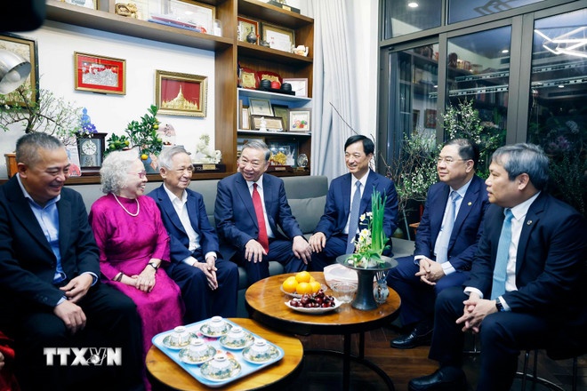   Tối 16/2/2026 (29 tháng Chạp), Tổng Bí thư Tô Lâm đến thăm, chúc Tết gia đình Giáo sư, Tiến sỹ, Nhà giáo Nhân dân Nguyễn Lân Dũng và Phó Giáo sư, Tiến sỹ, Thầy thuốc Nhân dân Nguyễn Kim Nữ Hiếu, nguyên Phó Giám đốc Bệnh viện Trung ương Quân đội 108, vừa được vinh danh là Công dân Thủ đô ưu tú năm 2025, tại phường Hai Bà Trưng, Hà Nội. (Ảnh: TTXVN)