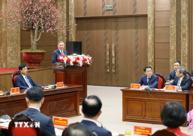   Tổng Bí thư Tô Lâm chúc Tết Đảng bộ, chính quyền và Nhân dân Thủ đô Hà Nội. (Ảnh: TTXVN)