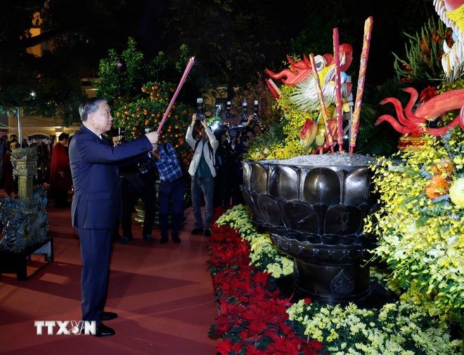   Tối 16/2/2026 (29 tháng Chạp), Tổng Bí thư Tô Lâm đến dâng hương tại tượng đài Vua Lý Thái Tổ ở vườn hoa Lý Thái Tổ, Hà Nội. (Ảnh: TTXVN)