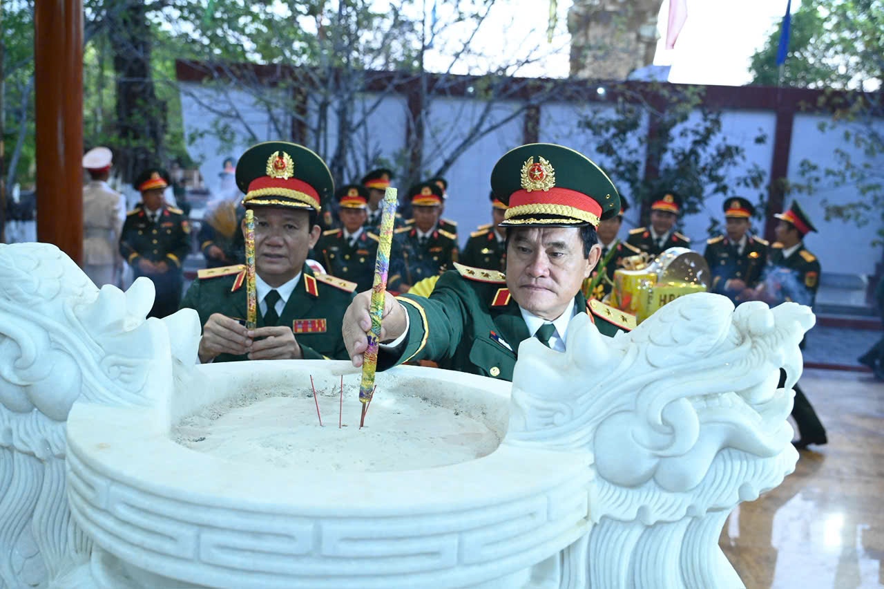 Cán bộ, chiến sĩ Quân khu 9 thành kính dâng hương tưởng niệm Bác Hồ và các Anh hùng Liệt sĩ