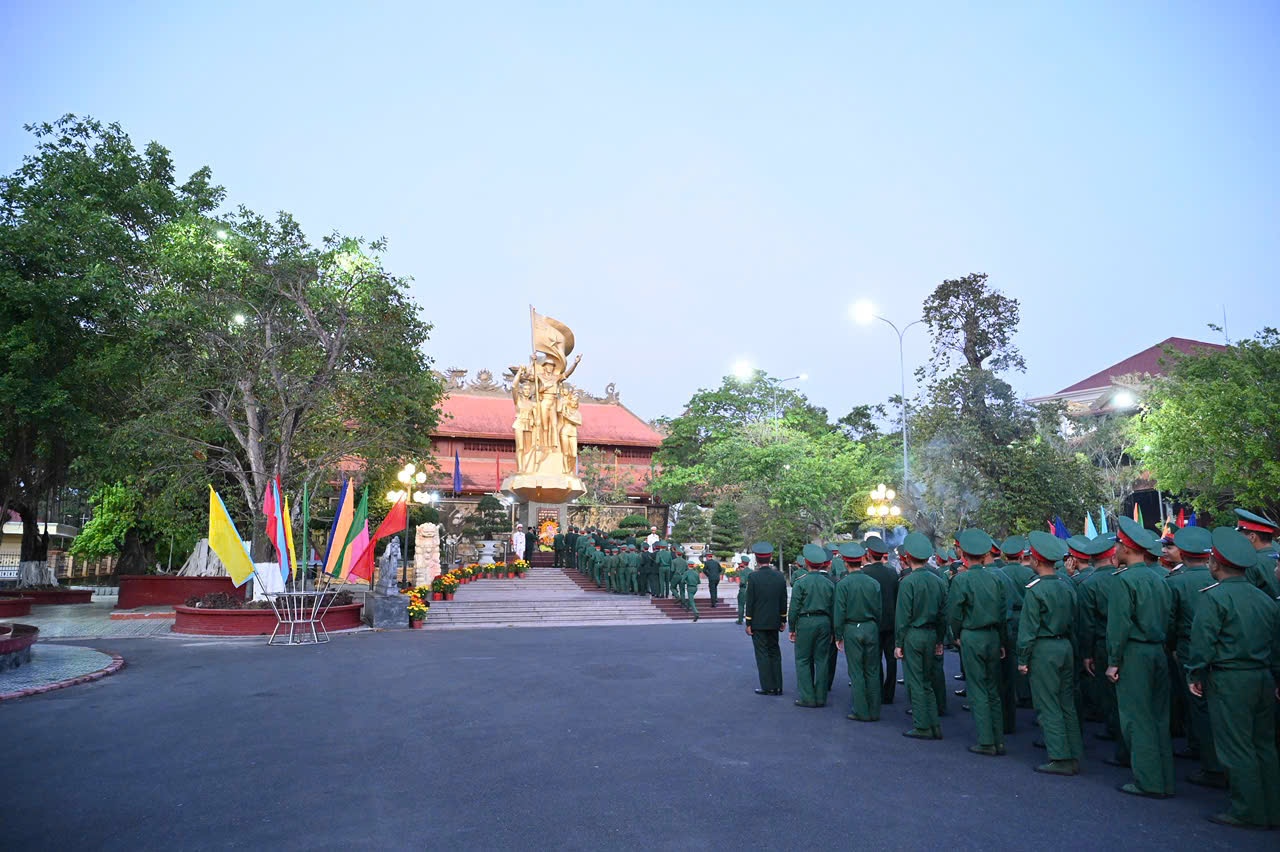 Cán bộ, chiến sĩ Quân khu 9 thành kính dâng hương tưởng niệm Bác Hồ và các Anh hùng Liệt sĩ