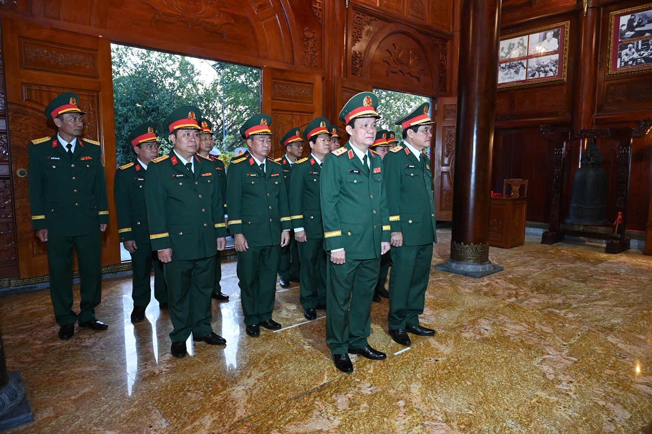 Cán bộ, chiến sĩ Quân khu 9 thành kính dâng hương tưởng niệm Bác Hồ và các Anh hùng Liệt sĩ