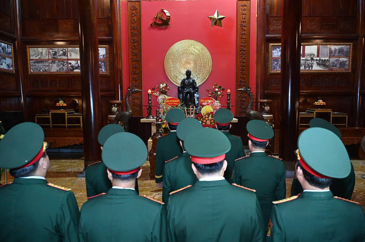 Cán bộ, chiến sĩ Quân khu 9 thành kính dâng hương tưởng niệm Bác Hồ và các Anh hùng Liệt sĩ