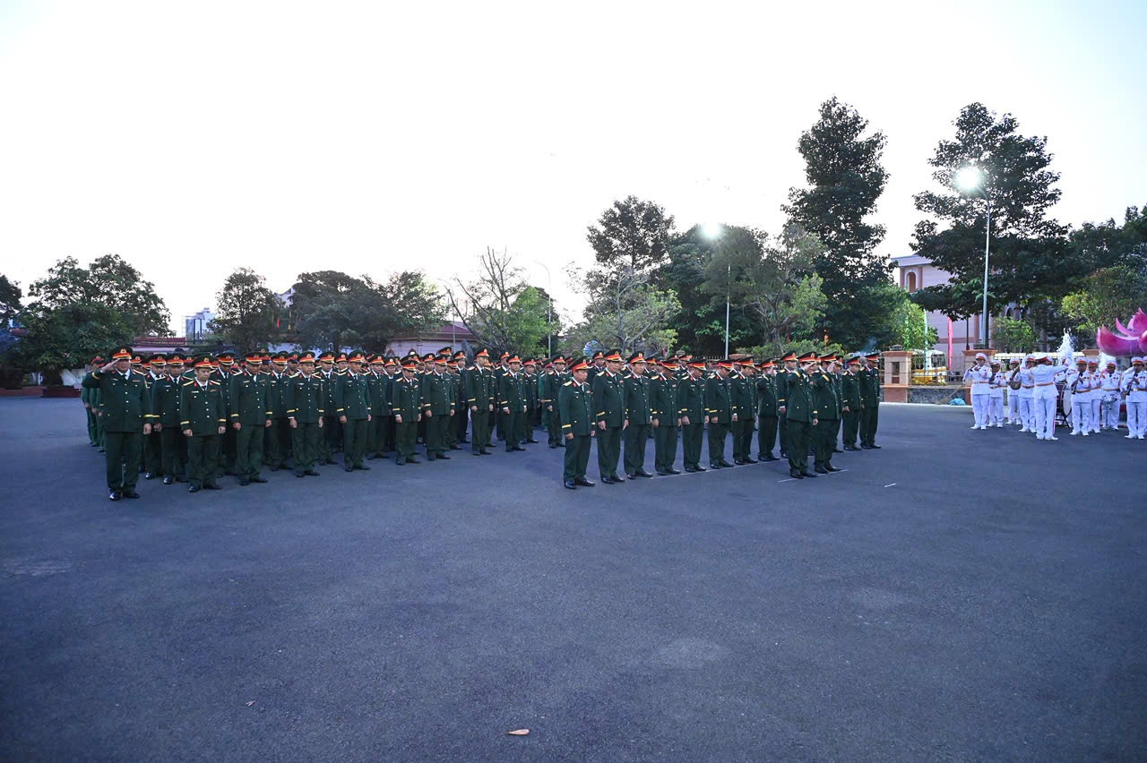 Cán bộ, chiến sĩ Quân khu 9 thành kính dâng hương tưởng niệm Bác Hồ và các Anh hùng Liệt sĩ