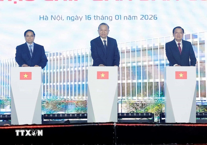 Tổng Bí thư Tô Lâm, Thủ tướng Phạm Minh Chính và Trưởng Ban Nội chính Trung ương Phan Đình Trạc phát lệnh khởi công Nhà máy chế tạo Chip bán dẫn công nghệ cao tại Khu công nghệ cao Hòa Lạc. (Ảnh: TTXVN)