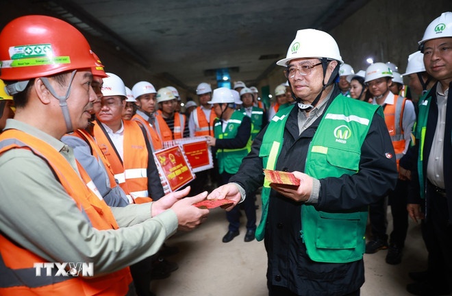 Thủ tướng Phạm Minh Chính thăm, chúc Tết các đơn vị thi công Dự án tuyến đường sắt đô thị số 3, đoạn Nhổn-Ga Hà Nội. (Ảnh: Dương Giang/TTXVN)