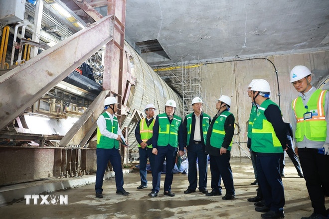 Thủ tướng Phạm Minh Chính kiểm tra công trường dự án tuyến đường sắt đô thị đoạn đường hầm ga S11 Văn Miếu. (Ảnh: Dương Giang/TTXVN)