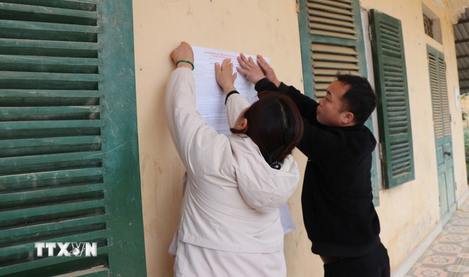   Cán bộ thôn Làng Chạp, xã Trung Sơn (Tuyên Quang) chuẩn bị công tác bầu cử tại Nhà văn hóa thôn. (Ảnh: TTXVN)