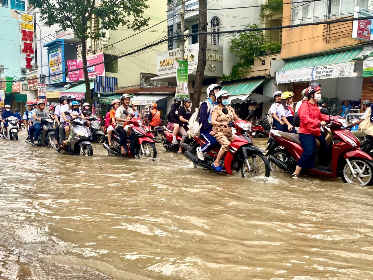 Trả lại không gian cho dòng sông