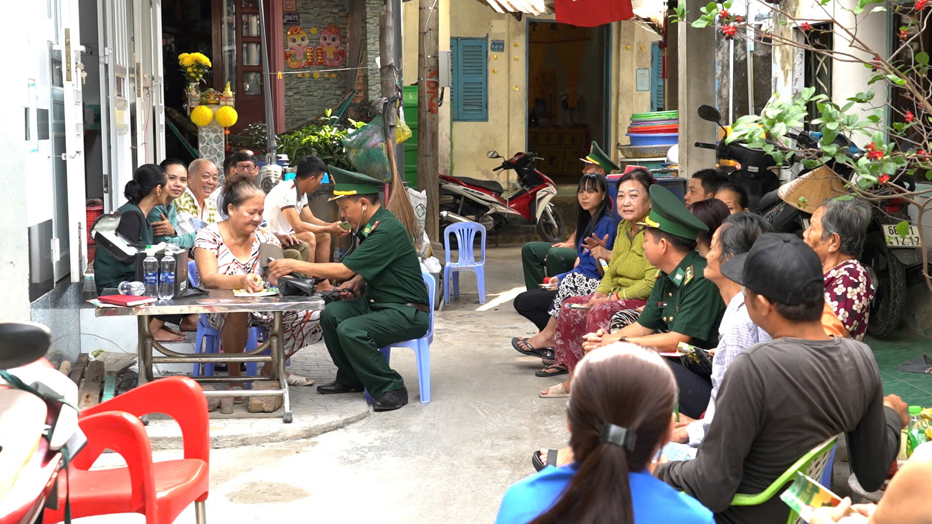 Thiếu tá Nguyễn Quốc Công tận tình chăm sóc sức khỏe người dân nơi biển, đảo Tây Nam
