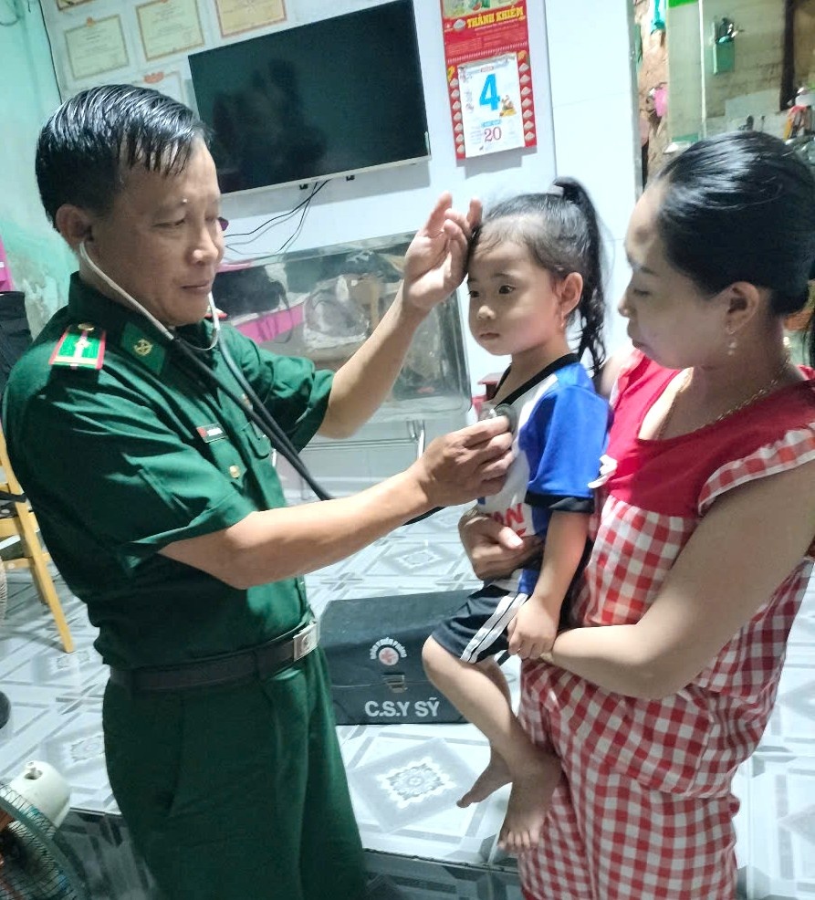 Thiếu tá Nguyễn Quốc Công tận tình chăm sóc sức khỏe người dân nơi biển đảo Tây Nam