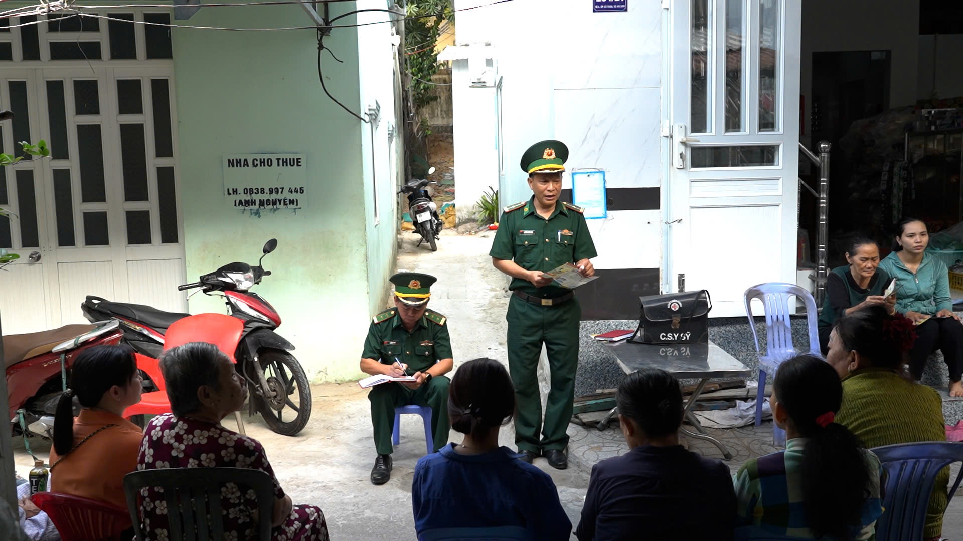Thiếu tá Nguyễn Quốc Công tận tình chăm sóc sức khỏe người dân nơi biển, đảo Tây Nam