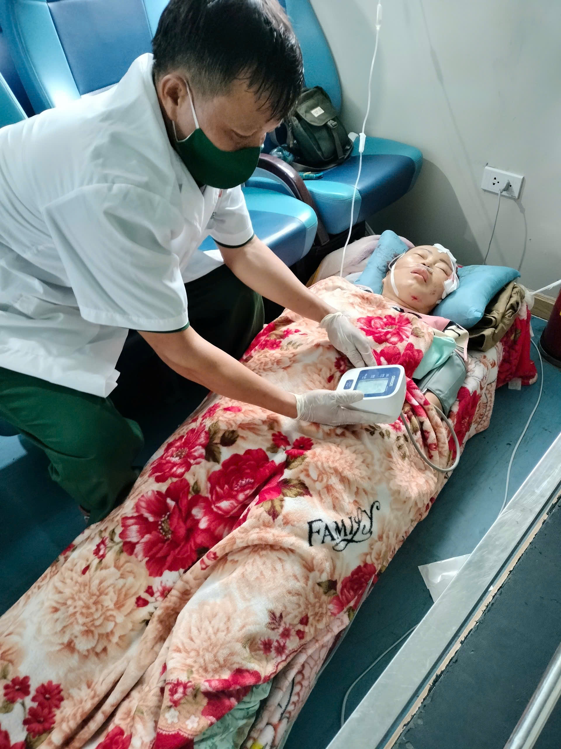 Thiếu tá Nguyễn Quốc Công tận tình chăm sóc sức khỏe người dân nơi biển, đảo Tây Nam