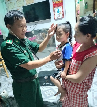 Thiếu tá Nguyễn Quốc Công tận tình chăm sóc sức khỏe người dân nơi biển đảo Tây Nam