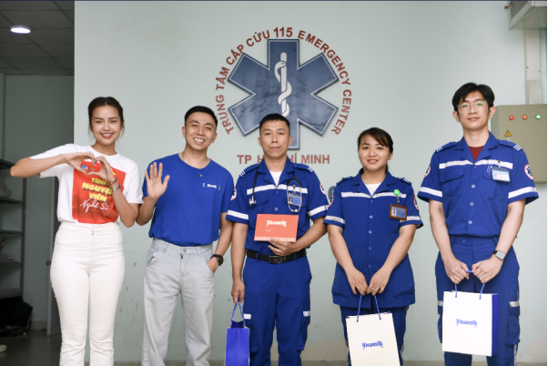 Hoa hậu Ngọc Châu và đại diện Vinamilk gửi phần quà dinh dưỡng đến các bác sĩ tại Trung tâm cấp cứu 115 TP.HCM (Ảnh: Minh Anh).
