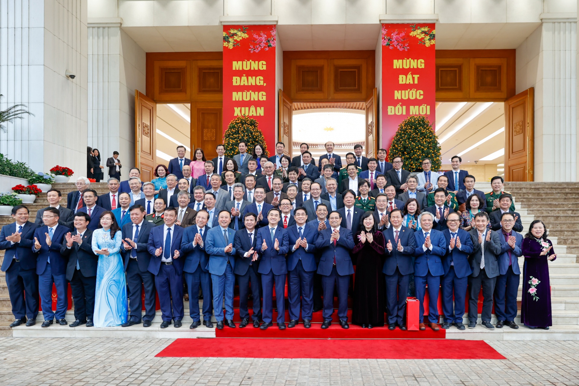   Thủ tướng Chính phủ Phạm Minh Chính chụp ảnh lưu niệm cùng đại diện các nhà khoa học tiêu biểu trong lĩnh vực y tế, Giám đốc các bệnh viện Trung ương nhân Kỷ niệm 71 năm Ngày Thầy thuốc Việt Nam 27/2 - Ảnh: VGP