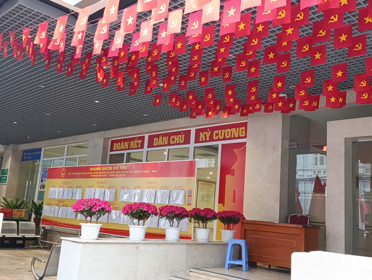 Niêm yết danh sách cử tri tại trụ sở HĐND - UBND phường Hoàn Kiếm. Niêm yết danh sách cử tri tại trụ sở HĐND - UBND phường Hoàn Kiếm.