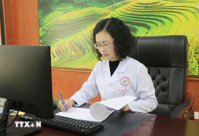 Ngoài nhiệm vụ chuyên môn, bác sỹ Vũ Thị Châu Loan còn tích cực nghiên cứu khoa học với nhiều đề tài được ứng dụng trong thực tiễn. (Ảnh: TTXVN) Ngoài nhiệm vụ chuyên môn, bác sỹ Vũ Thị Châu Loan còn tích cực nghiên cứu khoa học với nhiều đề tài được ứng dụng trong thực tiễn. (Ảnh: TTXVN)