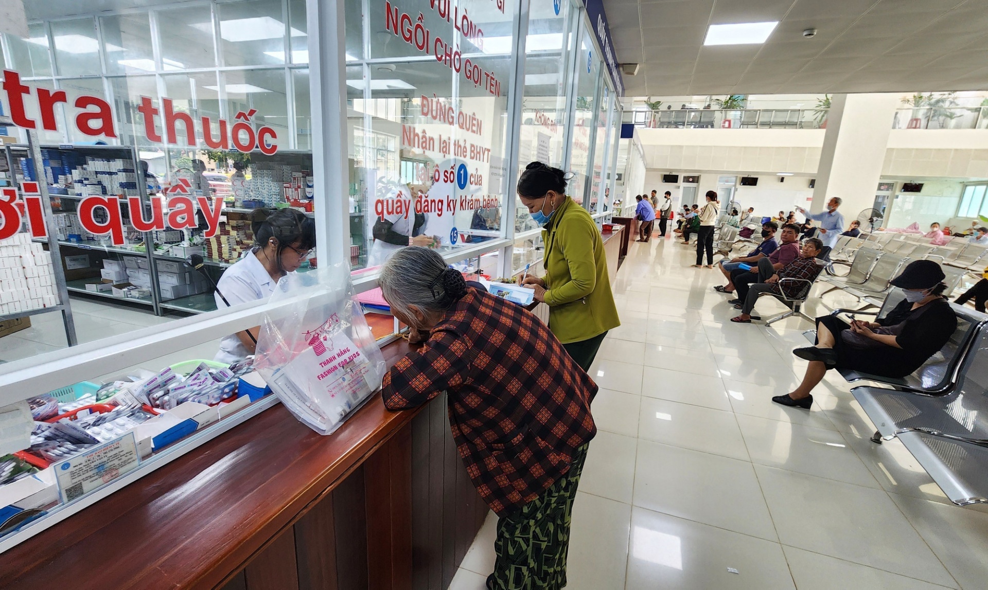 Khu vực thanh toán tiền viện phí của Bệnh viện đa khoa Bình Phước, tỉnh Đồng Nai. (Ảnh: TTXVN)