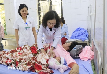 nu bac sy tan tam voi nguoi benh