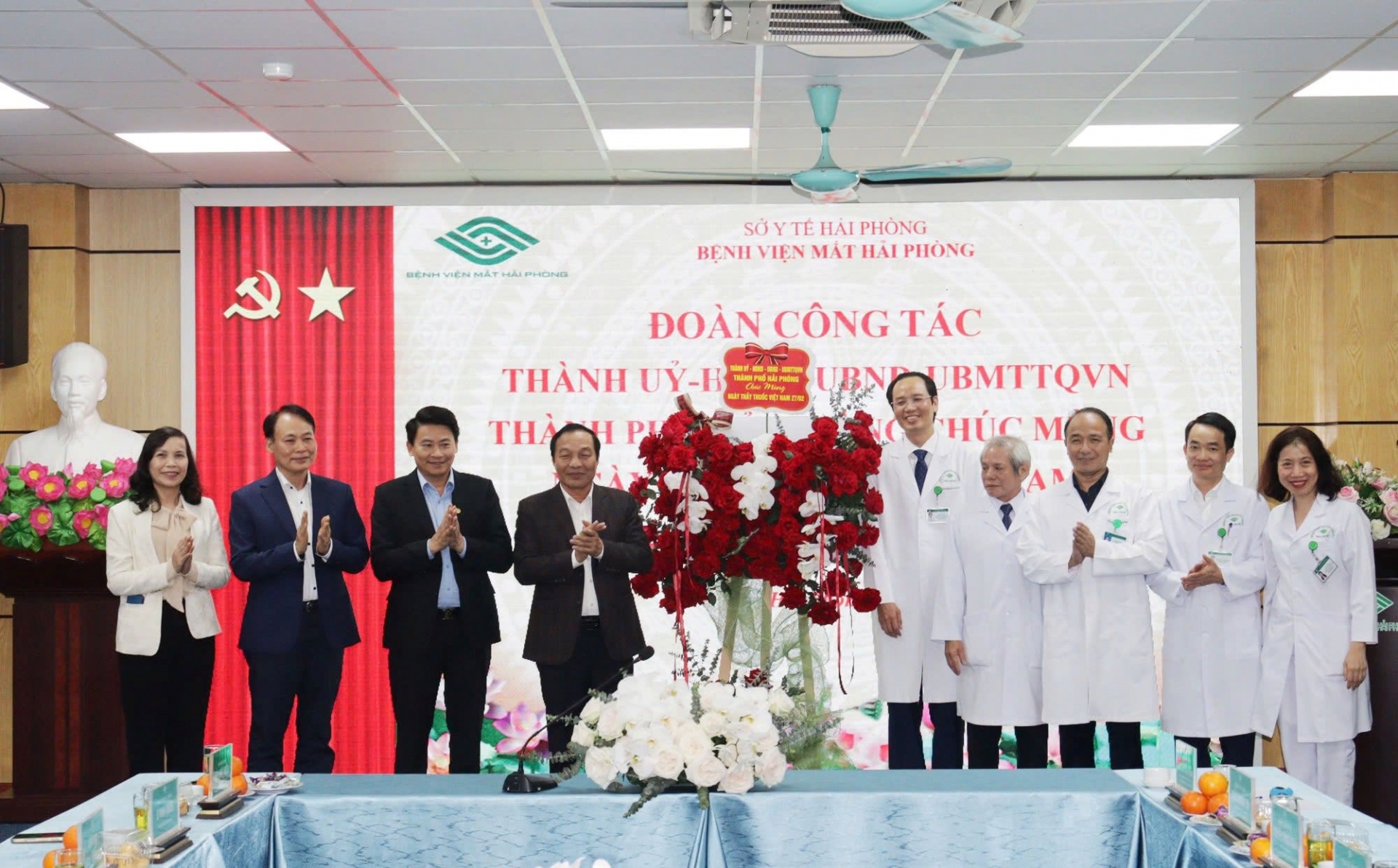 Phó Bí thư Thành ủy, Chủ tịch HĐND thành phố Lê Văn Hiệu thăm, chúc mừng Bệnh viện Mắt Hải Phòng