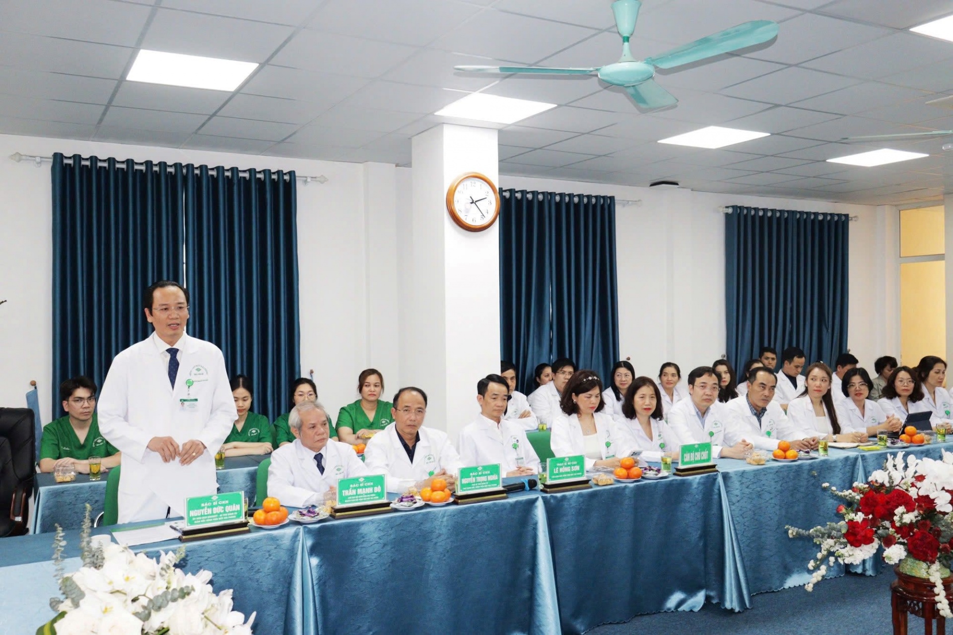 Phó Bí thư Thành ủy, Chủ tịch HĐND thành phố Lê Văn Hiệu thăm, chúc mừng Bệnh viện Mắt Hải Phòng