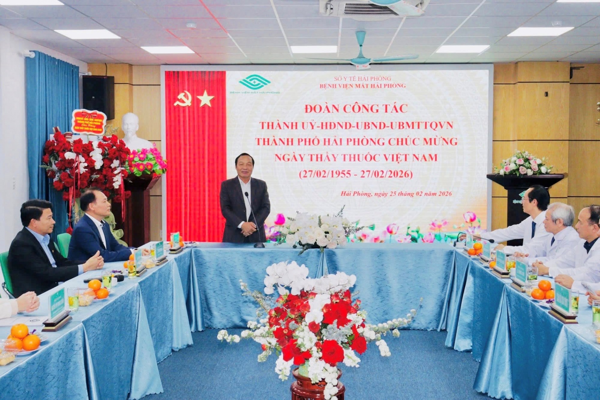 Phó Bí thư Thành ủy, Chủ tịch HĐND thành phố Lê Văn Hiệu thăm, chúc mừng Bệnh viện Mắt Hải Phòng