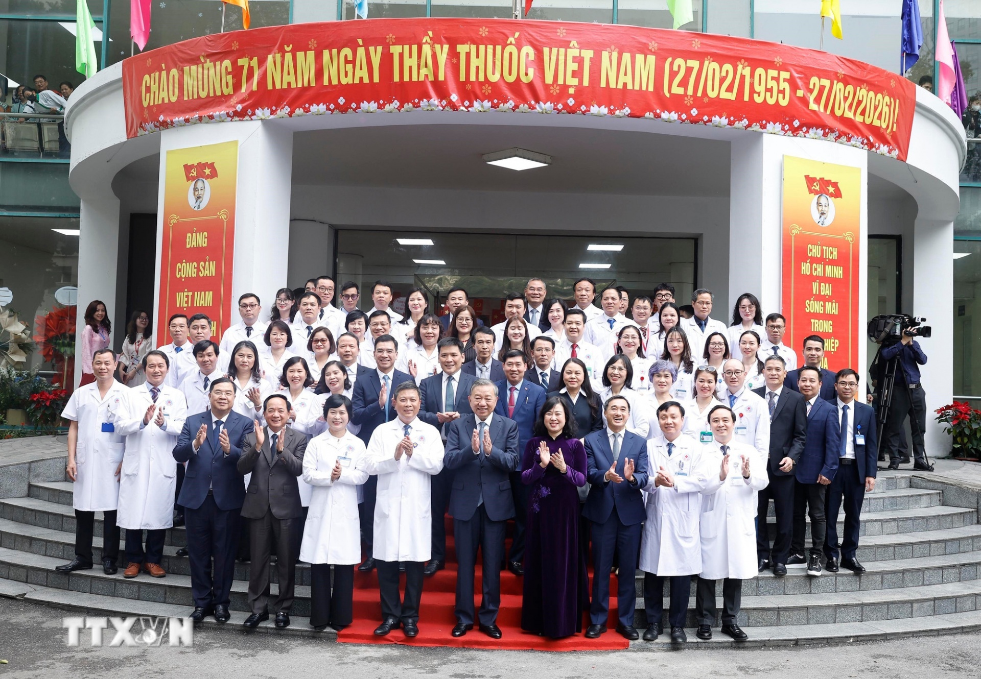 Tổng Bí thư Tô Lâm với cán bộ, Bác sỹ, nhân viên y tế Bệnh viện Hữu nghị. Ảnh:  TTXVN