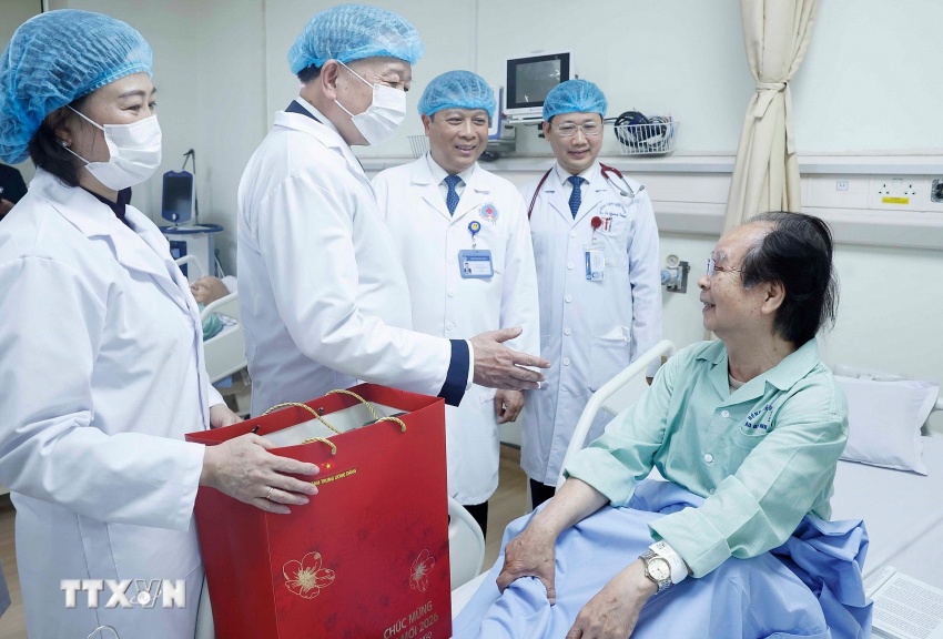 Thầy thuốc là điểm tựa của bệnh nhân, chăm sóc bệnh nhân bằng cả trí tuệ và tấm lòng