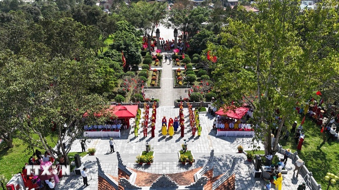 Lễ tế dâng hương theo phong tục địa phương tại khu mộ Hải Thượng Lãn Ông Lê Hữu Trác (xã Hương Sơn). (Ảnh: TTXVN) Lễ tế dâng hương theo phong tục địa phương tại khu mộ Hải Thượng Lãn Ông Lê Hữu Trác (xã Hương Sơn). (Ảnh: TTXVN)