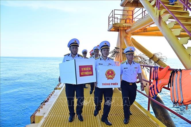 Tổ bầu cử mang thùng phiếu và vật tư trang bị lên nhà giàn DK1/9. Ảnh: TTXVN Tổ bầu cử mang thùng phiếu và vật tư trang bị lên nhà giàn DK1/9. Ảnh: TTXVN