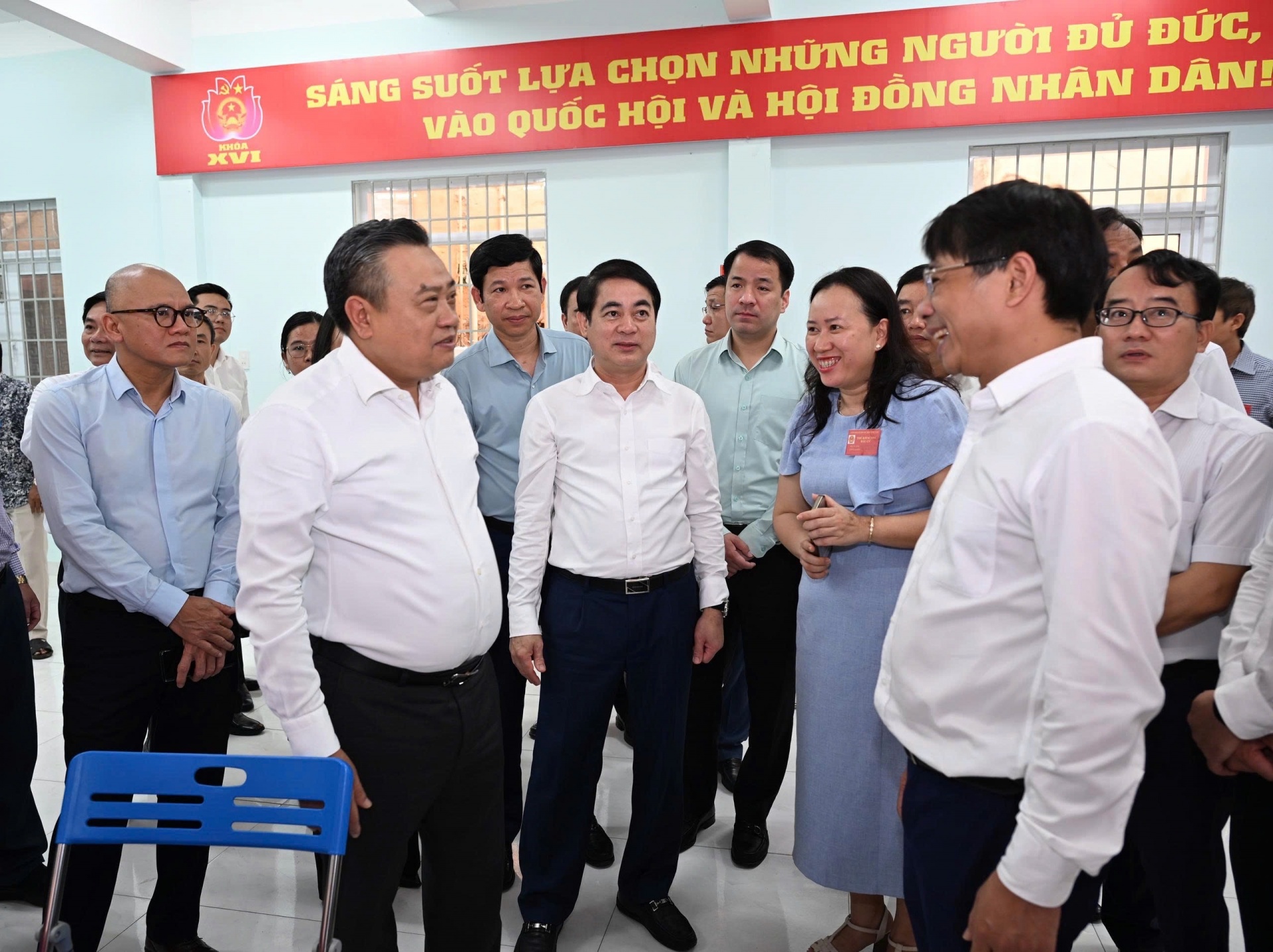  Đoàn Giám sát, kiểm tra cùng lãnh đạo tỉnh Khánh Hoà đi kiểm tra thực tế tại Khu vực bỏ phiếu số 12, phường Nha Trang.