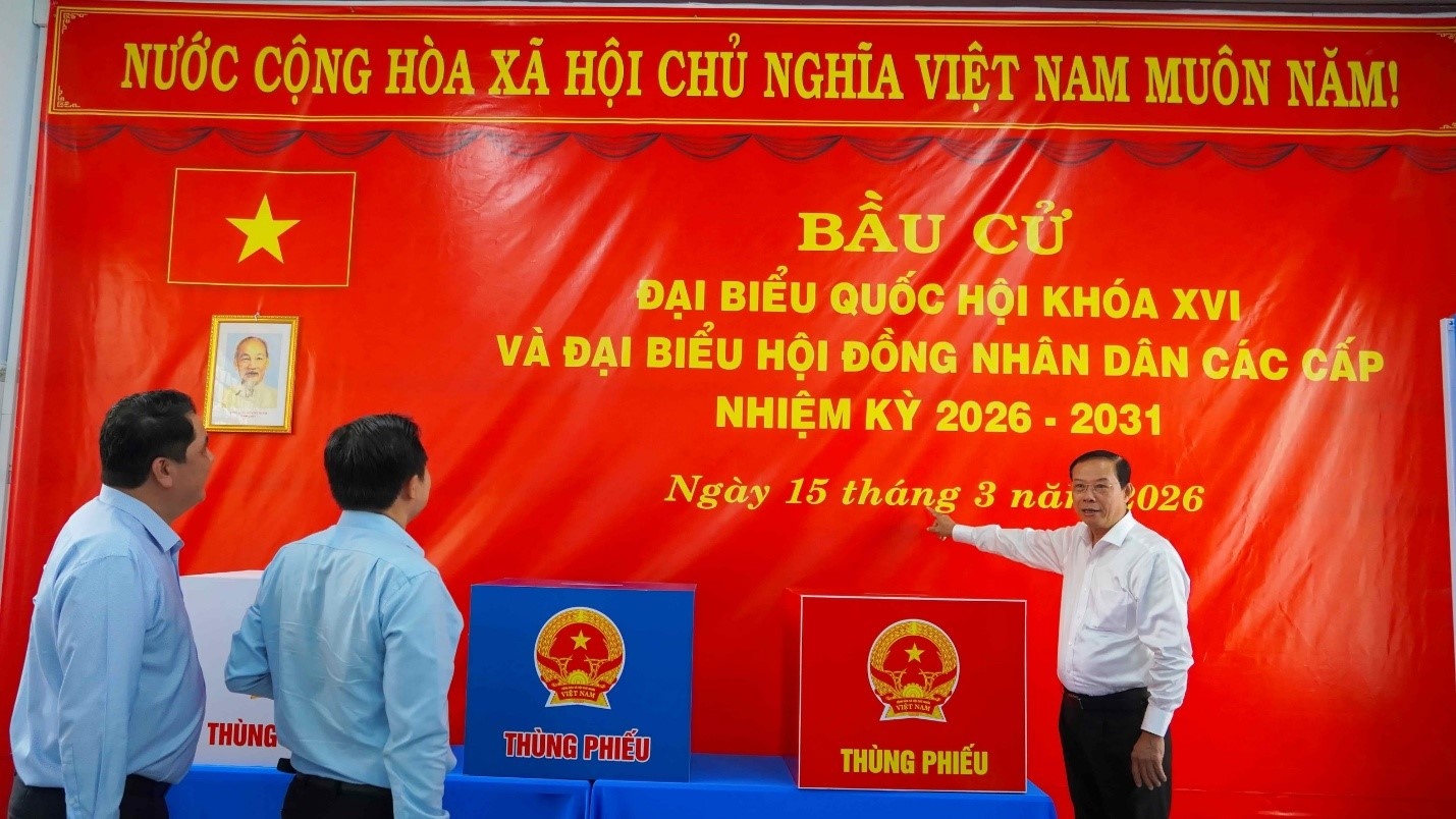    Dẫn đầu đoàn kiểm tra, ông Nguyễn Văn Thọ đã trực tiếp đến thăm và đánh giá tình hình chuẩn bị tại các khu vực bỏ phiếu.