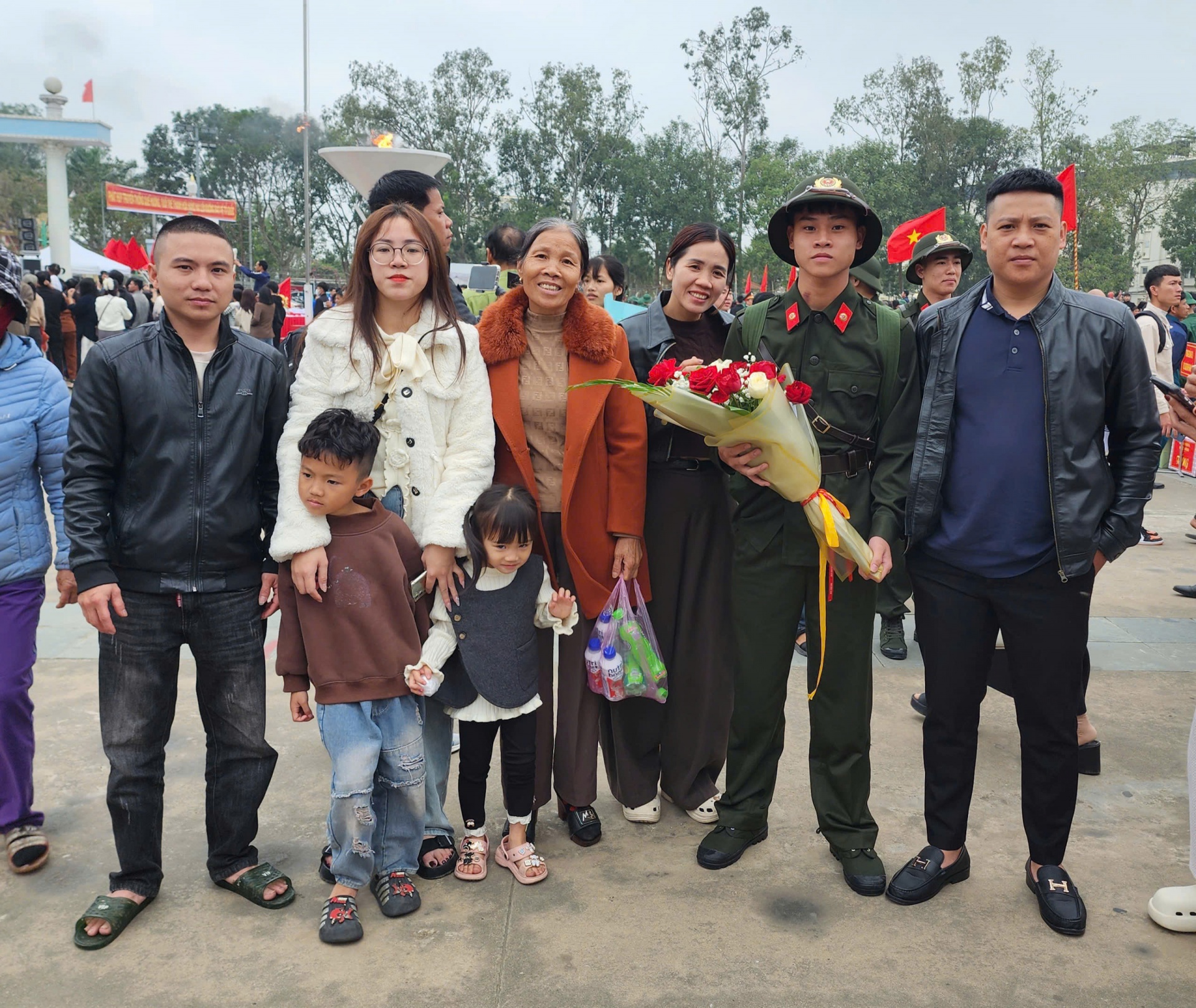 Người thân và bạn bè có mặt để động viên, khích lệ, tiễn con em lên đường thực hiện nhiệm vụ