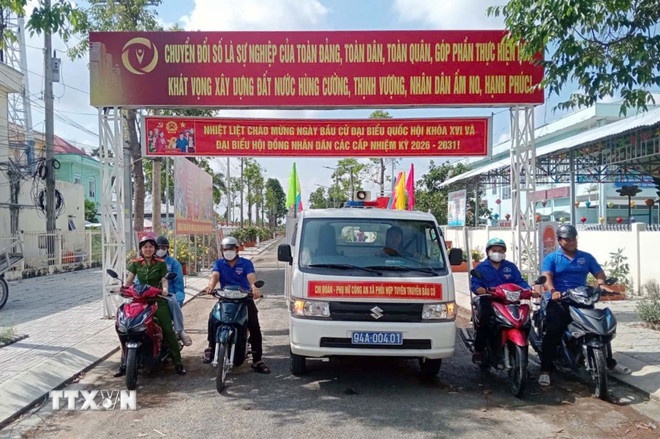 Đoàn viên, thanh niên Công an phối hợp công tác đẩy mạnh tuyên truyền bầu cử. (Ảnh: TTXVN)