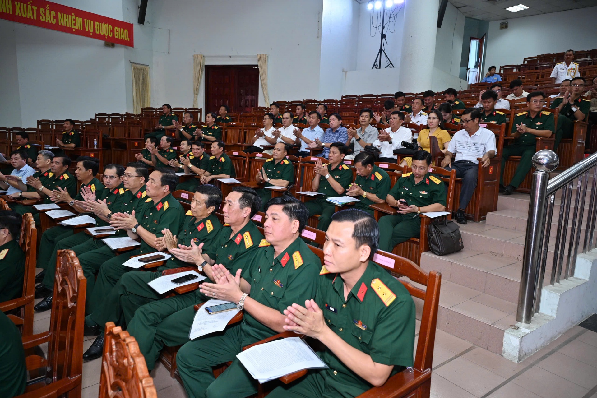 Quân khu 9: Khen thưởng nhiều tập thể, cá nhân trong tuyên truyền các hoạt động quân sự, quốc phòng Quân khu 9: Khen thưởng nhiều tập thể, cá nhân trong tuyên truyền các hoạt động quân sự, quốc phòng