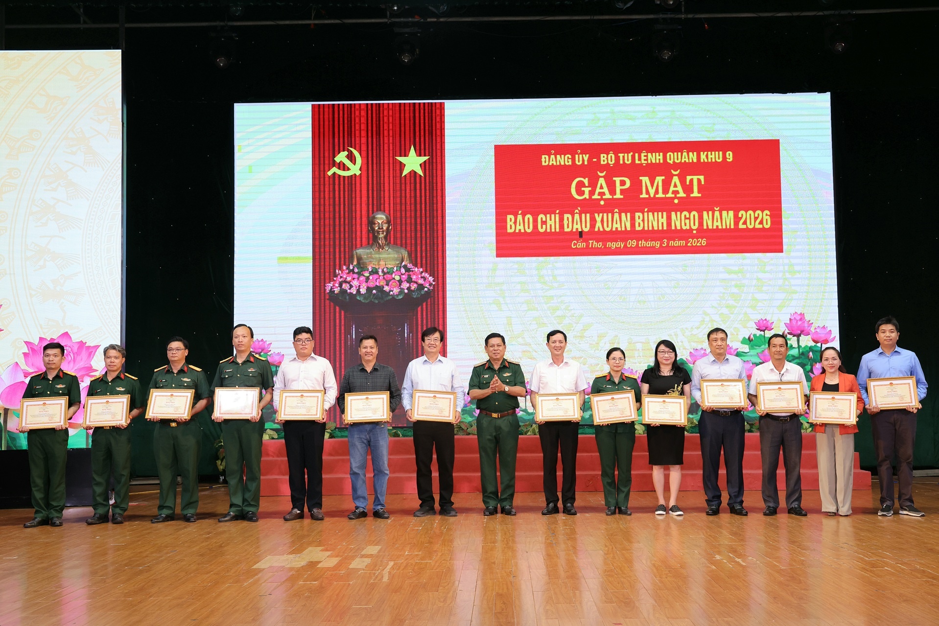 Quân khu 9: Khen thưởng nhiều tập thể, cá nhân trong tuyên truyền các hoạt động quân sự, quốc phòng Quân khu 9: Khen thưởng nhiều tập thể, cá nhân trong tuyên truyền các hoạt động quân sự, quốc phòng