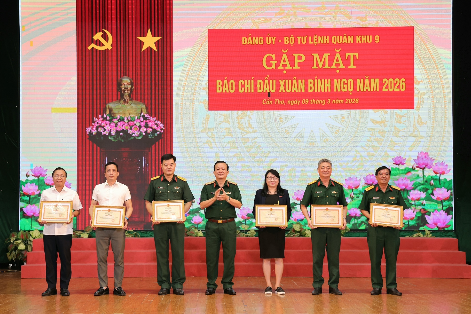 Quân khu 9: Khen thưởng nhiều tập thể, cá nhân trong tuyên truyền các hoạt động quân sự, quốc phòng Quân khu 9: Khen thưởng nhiều tập thể, cá nhân trong tuyên truyền các hoạt động quân sự, quốc phòng