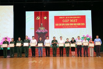 Tạp chí Sức khỏe và Môi trường nhận bằng khen của Quân khu 9 trong công tác tuyên truyền