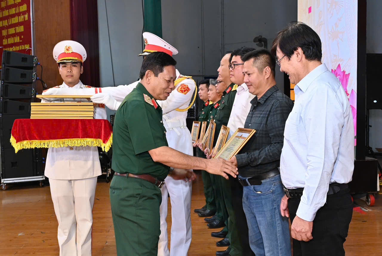 Tạp chí Sức khỏe và Môi trường nhận bằng khen của Quân khu 9 trong công tác tuyên truyền Tạp chí Sức khỏe và Môi trường nhận bằng khen của Quân khu 9 trong công tác tuyên truyền