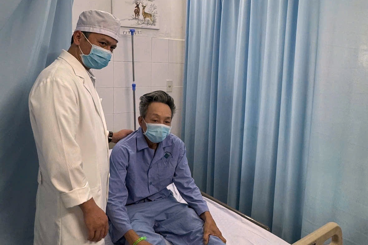 Thay khớp háng hai bên trong một ca mổ, bệnh nhân đi lại sau 2 ngày