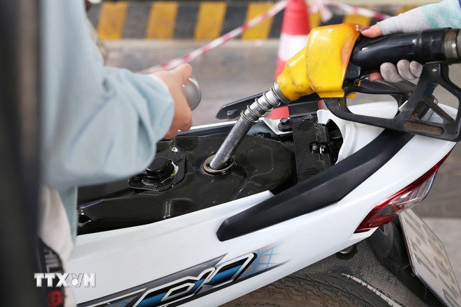 Mua bán xăng, dầu tại cửa hàng Petrolimex. (Ảnh: TTXVN)