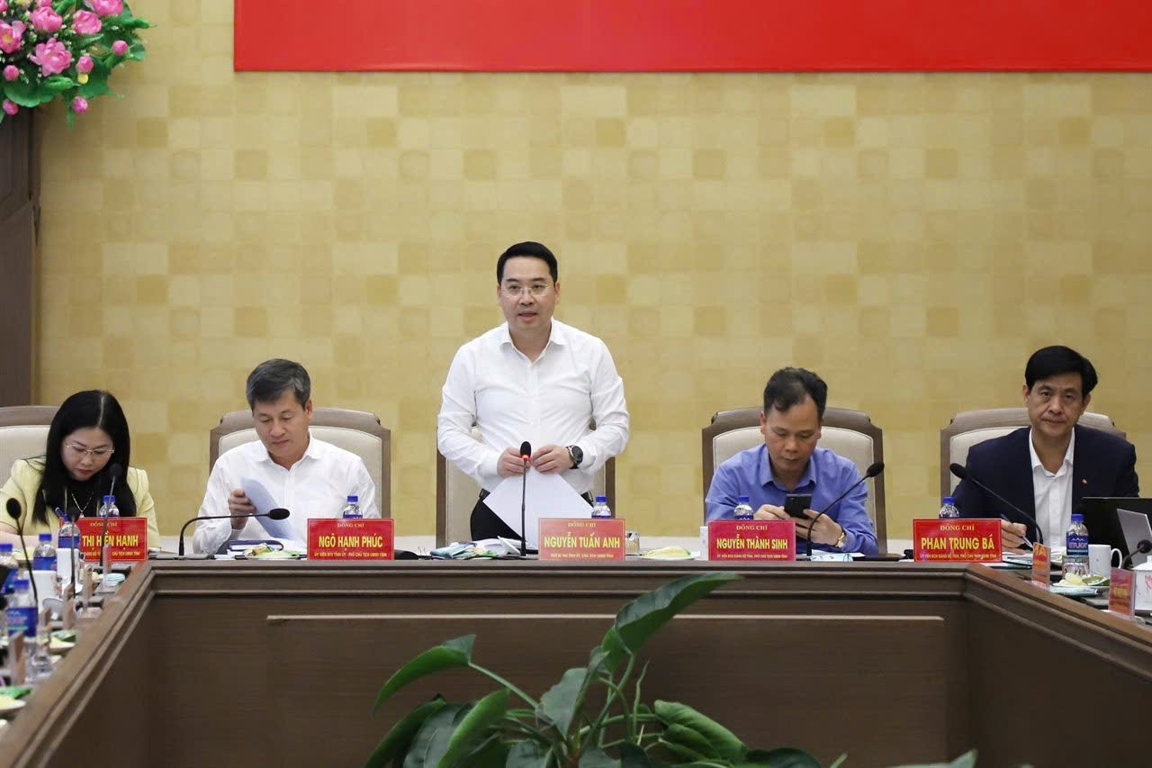 ​Đồng chí Nguyễn Tuấn Anh, Phó Bí thư Tỉnh ủy, Chủ tịch UBND tỉnh Lào Cai phát biểu chỉ đạo tại phiên họp.