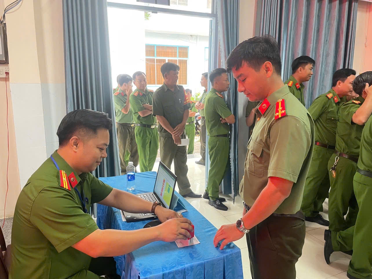 Lực lượng công an Cần Thơ bỏ phiếu sớm, sẵn sàng bảo đảm an ninh ngày bầu cử