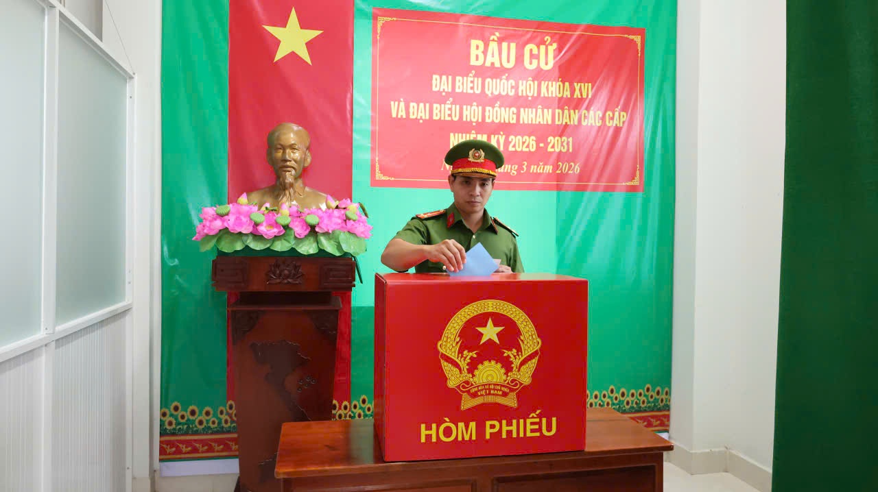 Lực lượng công an Cần Thơ bỏ phiếu sớm, sẵn sàng bảo đảm an ninh ngày bầu cử
